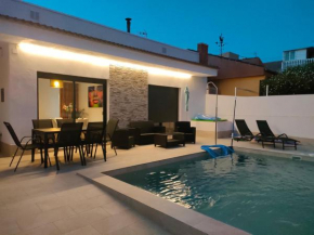 Villamolinos, villa con piscina privada.